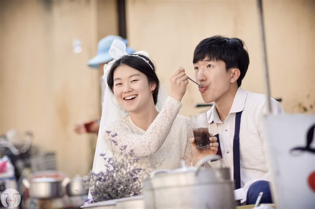 Vừa được giới thiệu trên các diễn đàn về nhiếp ảnh, thiết kế… bộ ảnh cưới chụp ở Hội An của cặp đôi hàn Quốc đã được lan truyền nhanh chóng. Bộ ảnh đang thu hút số lượng like, share và comment khá đông đảo. Hầu hết dân mạng đều tỏ ra thích thú trước sự giản dị và gần gũi của bộ ảnh này.