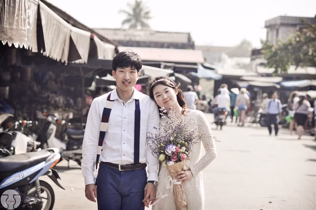 Bộ ảnh thành công, nhận được nhiều lời khen cũng cần đến biểu cảm tự nhiên của cô dâu, chú rể. Shim và Kang đã gần như không tạo dáng, họ chỉ rong chơi, thoải mái vui đùa bên nhau và để hai nhiếp ảnh gia tự sáng tác.