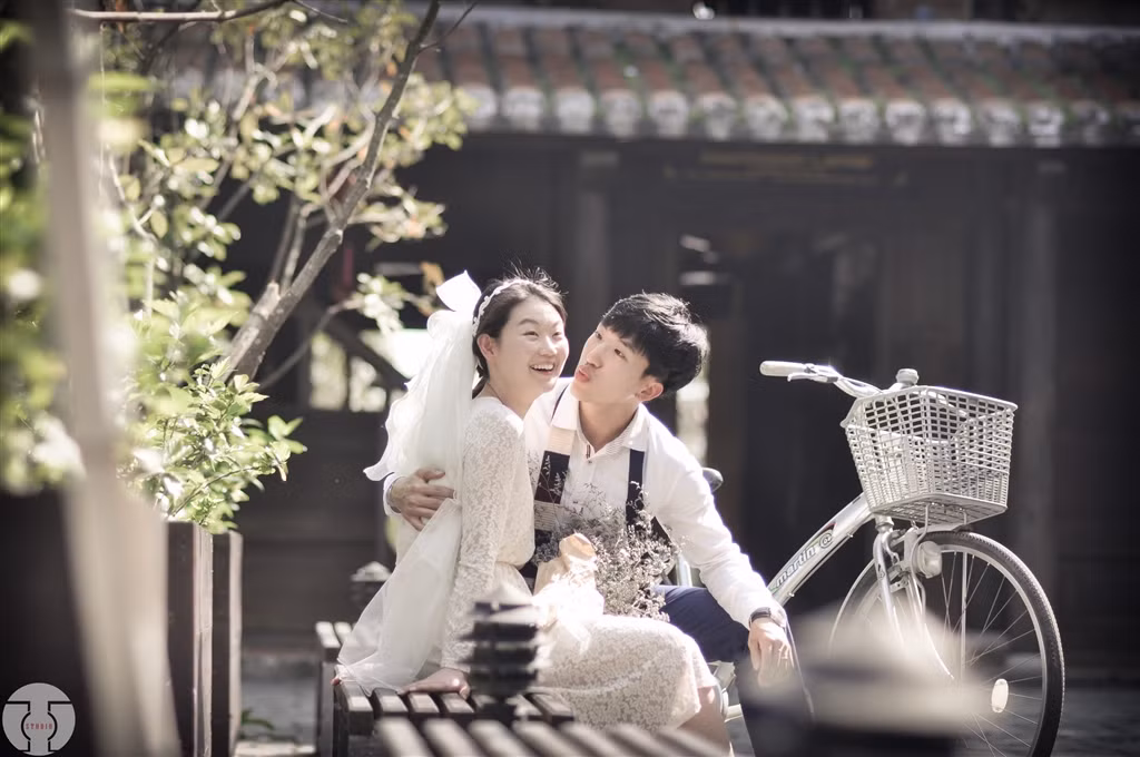 Không giống như những khung cảnh hoành tráng, long lanh hay sang trọng trong studio hay phim trường, nét cổ kính ở Hội An tạo nên nét đời thường, dung dị, phù hợp với phong thái và cả trang phục của cô dâu, chú rể.