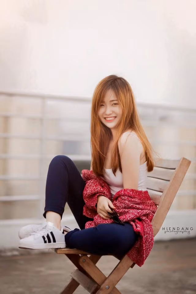 Mỹ Mỹ là cô chủ 18 tuổi của một shop thời trang từ hơn một năm nay. Ngoài ra cô bạn còn là một mẫu ảnh quen thuộc với nhiều phó nháy trẻ ở Sài thành, thường xuyên làm mẫu cho các shop thời trang khác, kiếm thêm thu nhập.