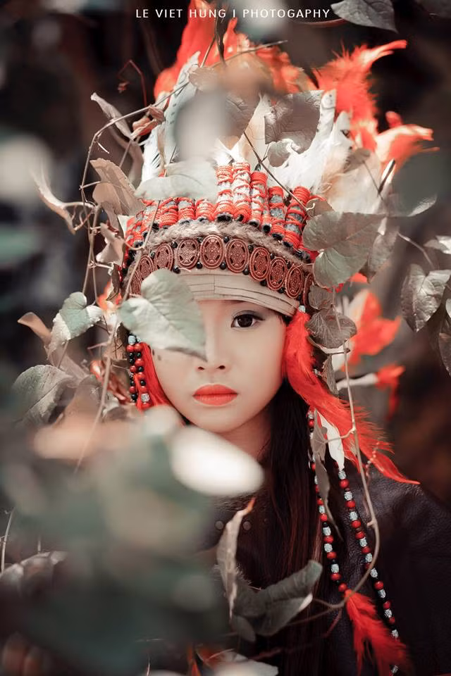 Bé gái trong bộ ảnh thổ dân nhí này tên Phạm Mai Chi, đang là học sinh trường Hoàng Văn Thụ, Nam Định. Theo tiết lộ của phó nháy Việt Hùng, bộ ảnh được thực hiện trong thời gian ngắn tại khuôn viên hồ Truyền Thống, Nam Định.