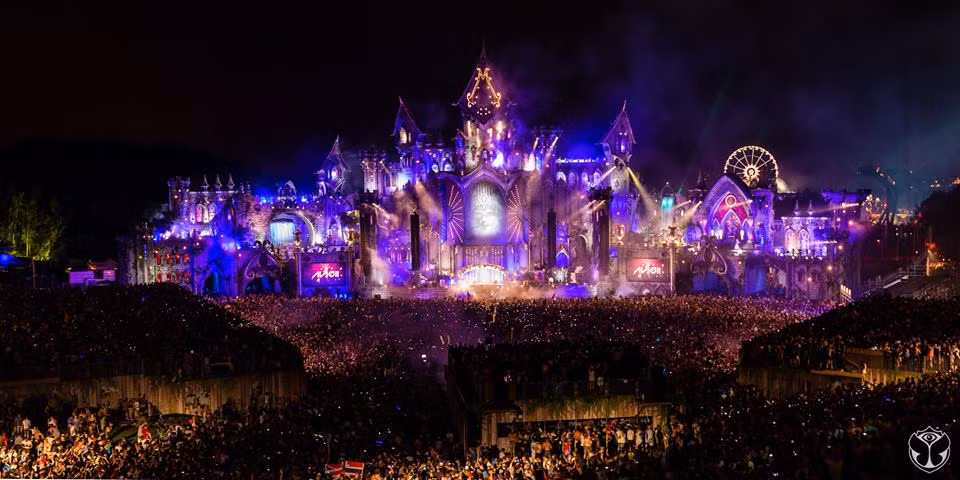 Tomorrowland 2015 là festival nhạc điện tử EDM lừng danh thế giới, được tổ chức thường niên ở các thành phố lớn thuộc nhiều quốc gia châu Âu, châu Mỹ từ năm 2005 đến nay. Tham dự ngày hội này, khán giả sẽ được "xõa" điên cuồng trong 3 ngày liên tục với âm nhạc điện tử, không khí sôi động và cực kỳ máu lửa.