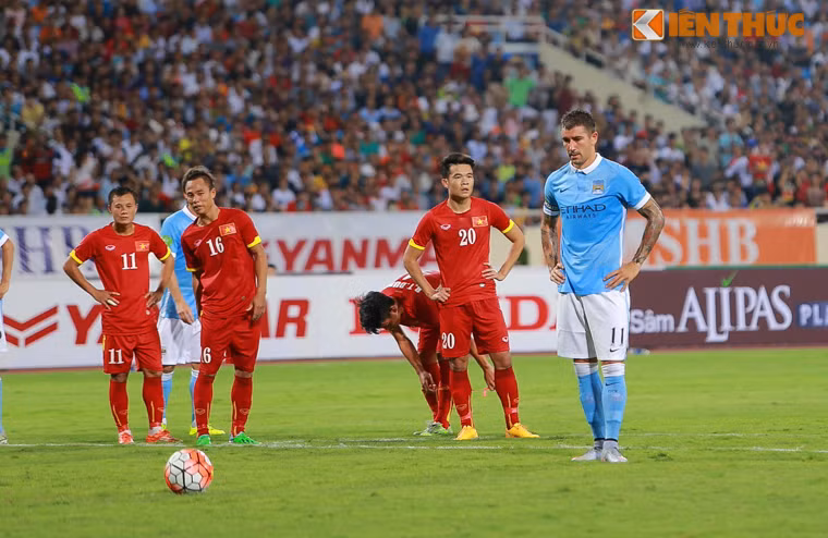 Kolarov là cầu thủ thứ hai của Man City có cú đúp trong trận đấu này sau khi ghi bàn trên chấm phạt đền. Ảnh: Anh Sơn.