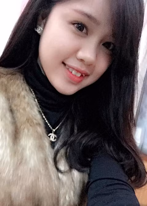 Dù rất ngại và luống cuống không biết phải xử lý thế nào trước những tình huống này nhưng với tinh thần trách nhiệm cao, Hồng Nhung vẫn luôn tập trung vào công việc, hoàn thành nhiệm vụ và dần dần không còn ngại ngùng mỗi khi gặp lại tình huống trên nữa.