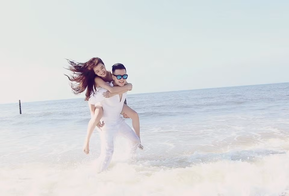 Bất ngờ gây sự chú ý một lần nữa, Dương Linh Ly thừa nhận bức ảnh đang gây sốt mạng là của cô. Tuy nhiên bức ảnh đó do một người em của Linh Ly chụp lại khi mọi người đang đi du lịch ở Phan Thiết, lúc đó Linh Ly vì mệt mỏi nên không biết đã bị chụp lén.