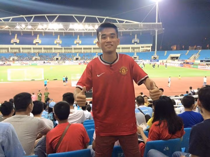 Để trêu tức các fan Man City, một số fan MU đã "liều mình" mặc áo đấu màu đỏ, đứng chụp ảnh check-in ngay trên khán đài, nơi vẫn đang có rất nhiều Citizens xung quanh. Đây được xem là cách thể hiện "bản lĩnh" dù gây tức mắt cho một số người nhưng rất may không dẫn đến những hậu quả nghiêm trọng như các vụ khẩu chiến hay ẩu đả không cần thiết.
