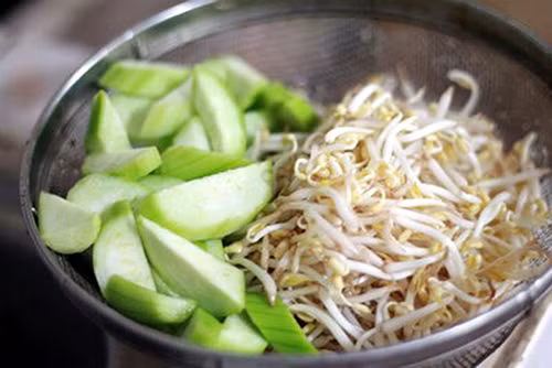 Canh mướp trứng gà, giá đậu hỗ trợ trị chứng viêm đại tràng Canh muop trung ga, gia dau ho tro tri chung viem dai trang
