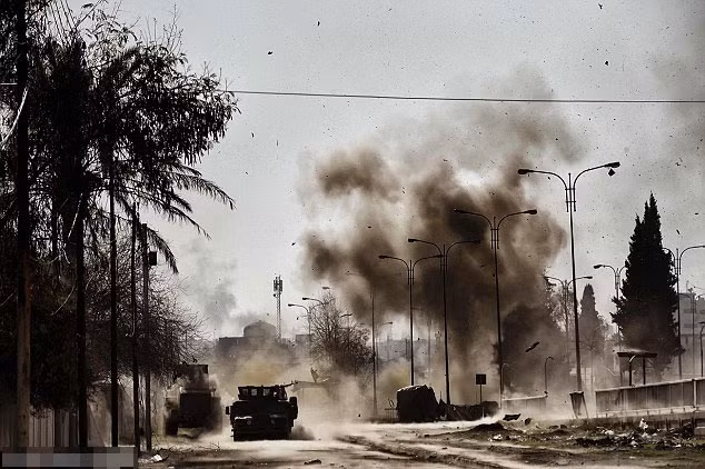 Ngọn khói bốc lên trời sau khi quân đội Iraq cho nổ tung một đơn vị của phiến quân IS ở thành phố Mosul. Ảnh Daily Mail