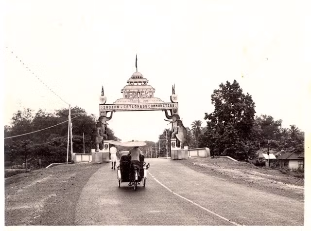 Một con đường ở vùng làng quê tại Malaysia hồi đó. Ảnh VT