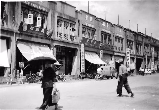 Quang cảnh khu phố người Hoa ở Malaysia nhộn nhịp hồi thập niên 1950. Ảnh VT