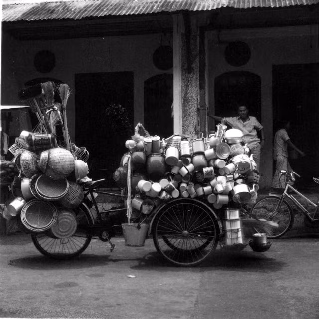Xe bán hàng rong trên phố. Ảnh VT