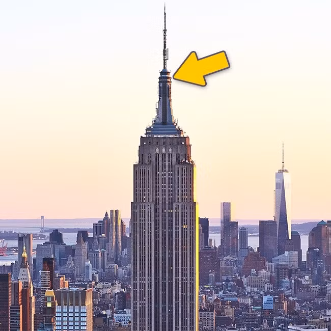 Lầu 103 của Tòa nhà Empire State, New York, Mỹ. Mọi người đều biết có thể ngắm nhìn thành phố trên tầng 102 của tòa nhà nổi tiếng Empire State nhưng thực sự tầng 103 cũng có thể. Mặc dù vậy, tầng 103 chỉ mở cửa cho các nhân viên dọn dẹp tòa nhà và các nhân vật quan trọng, tầm cỡ. (Nguồn Youthwant)