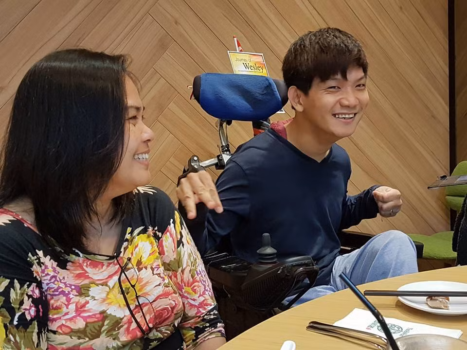 Thân tàn tật, Wesley chỉ có thể dựa vào ngón tay cái bên phải, chậm rãi gõ từng chữ một. Ban ngày, anh bán giấy vệ sinh, ban đêm anh lại ngồi tỉ mẫn gõ chữ viết tự truyện. Qua 5 năm liên tục miệt mài như thế, cuối cùng tự truyện của chàng trai bại não nghị lực Wesley Wee cũng được xuất bản. Tên cuốn sách là: "Finding Happiness Against the Odds" - tạm dịch là "Tìm kiếm hạnh phúc trong nghịch cảnh".