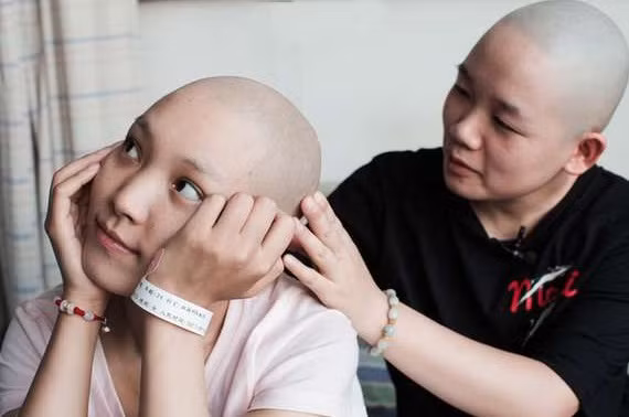 Chuyện lạ hôm nay: Cạo trọc đầu, hi sinh... trên đời còn tình bạn thế này - Hình 3 Chuyen la hom nay: Cao troc dau, hi sinh... tren doi con tinh ban the nay-Hinh-3