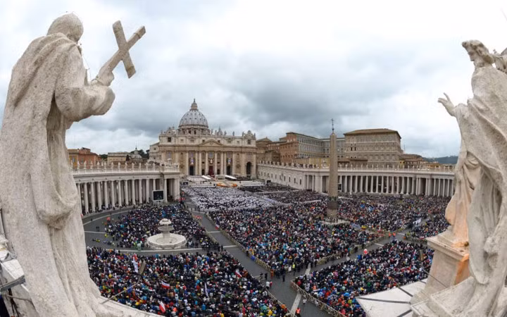Vatican cũng có lượng cổ phần nhất định trong một số tập đoàn ở Mỹ, và có đến hơn 80% thu nhập từ các khoản đầu tư từ Mỹ và Canada. Tiền bán vé xem bảo tàng, tem và quà lưu niệm, cùng sự đóng góp của các tín đồ và tổ chức cũng là nguồn thu nhập của Vatican. Vatican có một đài thiên văn tại lâu đài Gdandolfo và một trung tâm nghiên cứu trang bị chiếc kính viễn vọng hiện đại đặt trên đỉnh Graham, phía đông nam Arizona (Mỹ).