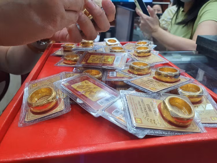 Vang nhan cham 82,5 trieu dong/luong: Nen mua vao hay ban ra?