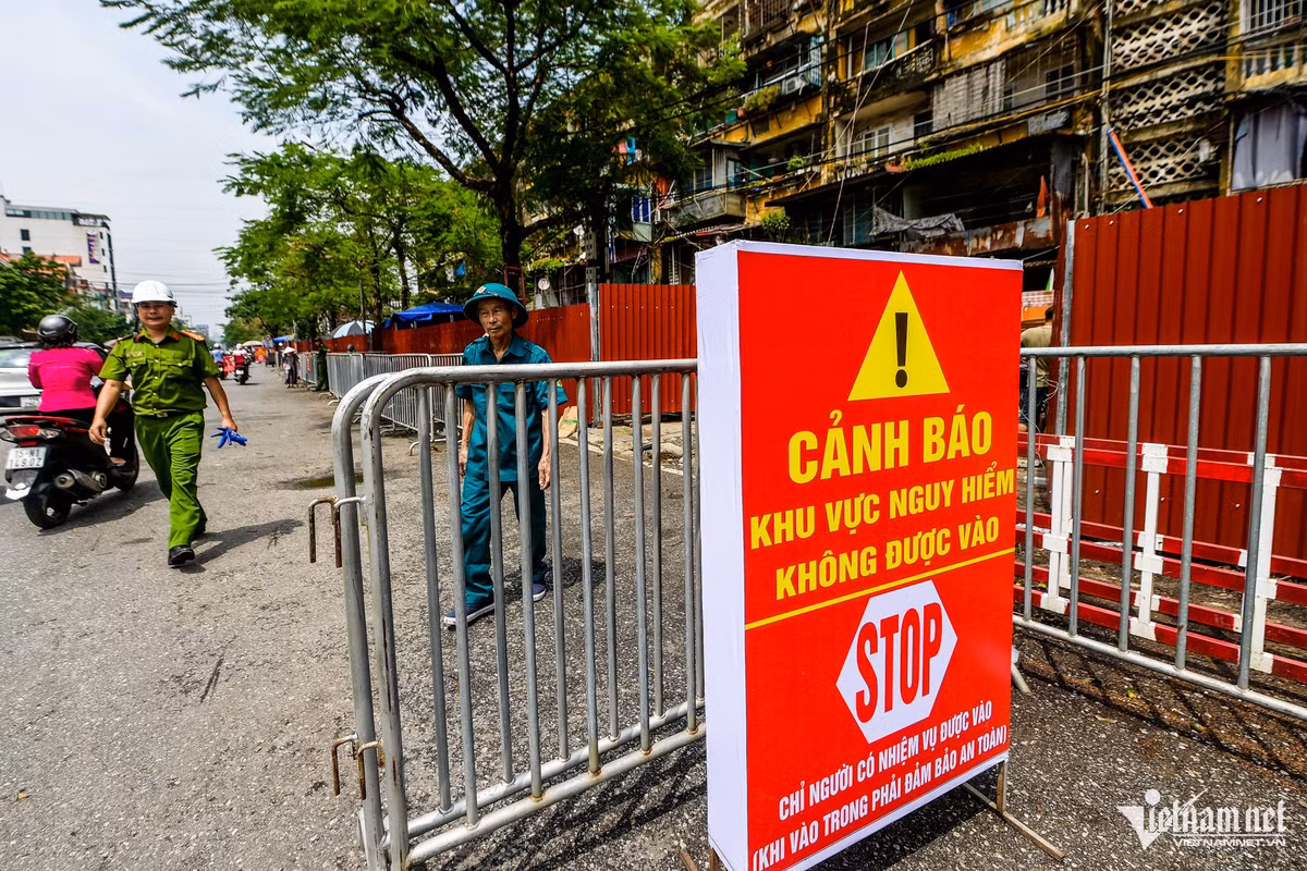 Phía bên ngoài các chung cư cũ đã được phong tỏa, bố trí lực lượng trông giữ, không cho người dân tự ý di chuyển vào bên trong. Để đảm bảo tính mạng, tài sản của người dân, TP Hải Phòng đã chỉ đạo các cơ quan, ban ngành và UBND quận Ngô Quyền di chuyển toàn bộ hộ dân đang sinh sống tại 2 chung cư A7, A8 Vạn Mỹ đến nơi tạm cư mới tại chung cư HH1 Đồng Quốc Bình (quận Ngô Quyền), khu chung cư 5 tầng Kênh Dương (quận Lê Chân) và nơi ở khác. Việc di chuyển tài sản sẽ hoàn thành trước ngày 25/9.