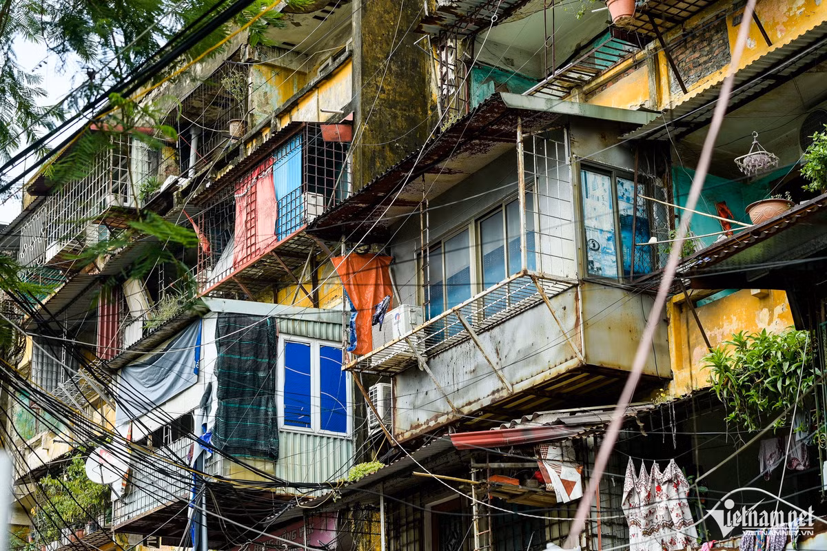 Nhiều căn hộ cơi nới "chuồng cọp", dây điện chạy chằng chịt, tiềm ẩn nguy cơ cháy nổ cao.