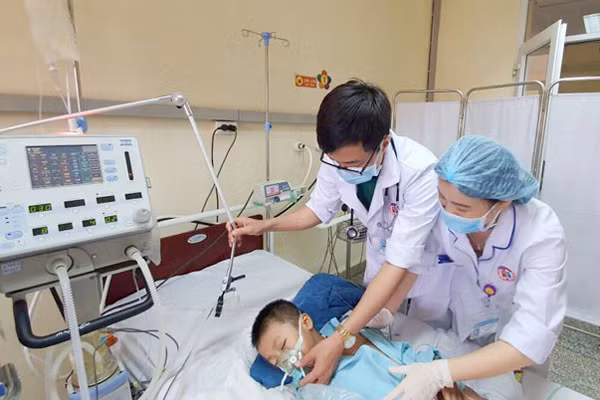 Thoáng đau đầu, bé 8 tuổi hôn mê nguy kịch ngay giữa lớp học Thoang dau dau, be 8 tuoi hon me nguy kich ngay giua lop hoc