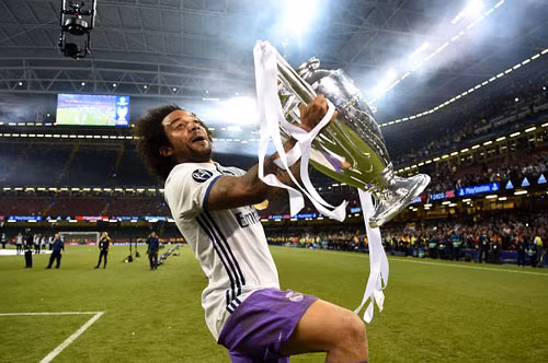 Marcelo khoe chức vô địch với fan hâm mộ.