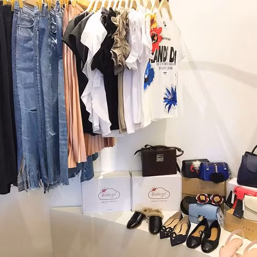 Một góc trong tủ đồ của người đẹp, cô chuộng các thương hiệu như Hermes, giày Christian Louboutin, túi Prada, Chanel. Hàng loạt các thương hiệu nổi tiếng trên thế giới như Hermes, Chanel, Yves Saint Laurent hay Dior đều nằm trong BST của " cô gái thời tiết".