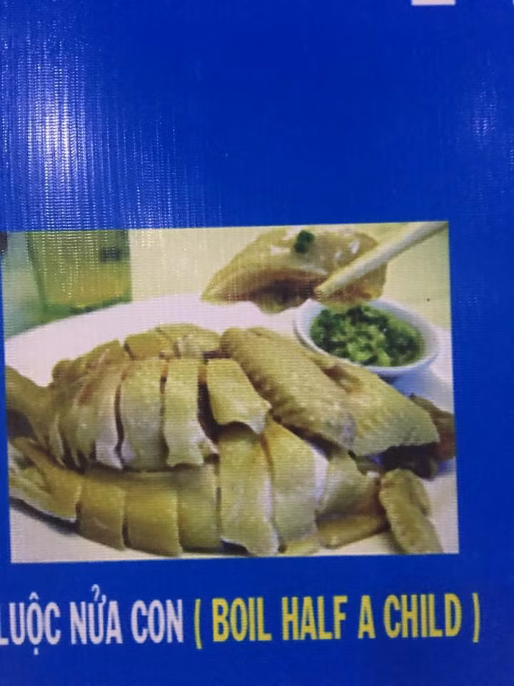 Bá đạo nhất là món "luộc nửa con" - " boil half a child" dịch chính xác từng từ nhưng ghép lại thì chẳng liên quan và sai nghĩa.