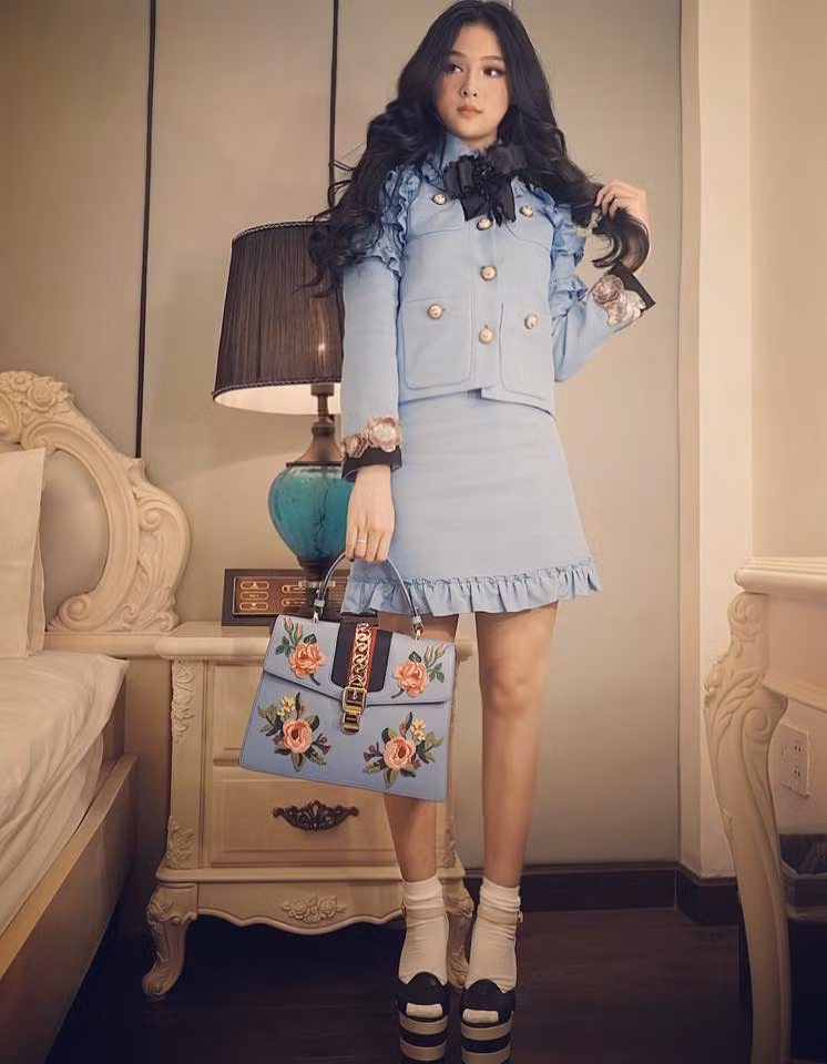  Cựu hot girl Huyền Baby thường diện cả set đồ ton-sur-ton tinh tế, đẳng cấp.