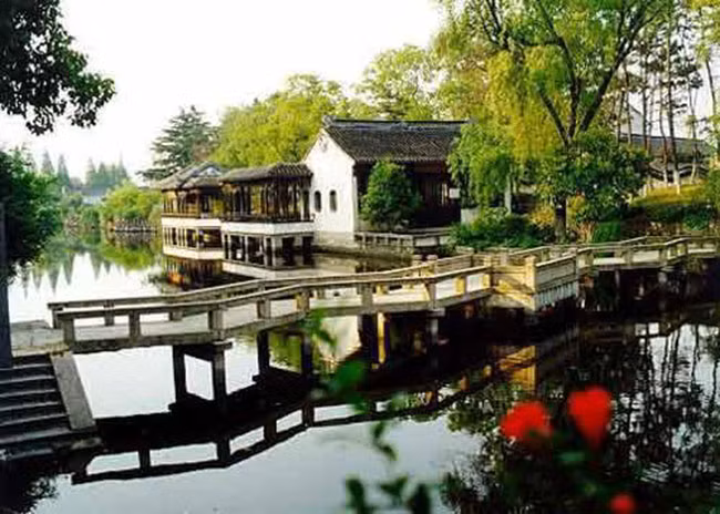 9. Đại học Tô Châu nổi tiếng với kiến trúc bên hồ vô cùng ấn tượng.