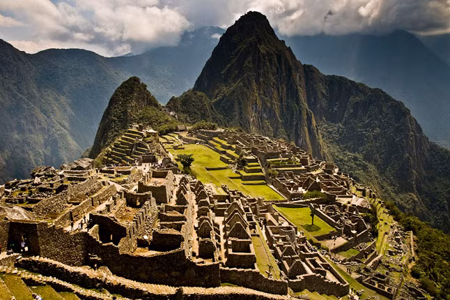  10. Peru và Machu Picchu - Nằm giữa những đám mây, chót vót trên những dãy núi cao ở Pêru, thành phố Machu Picchu cổ xưa của người Inca có vẻ đẹp ngoạn mục. Vào mùa hè, thời tiết khô ráo và nắng dịu nhẹ, hãy thử trải nghiệm cảm giác mới mẻ bằng cách thức dậy trước lúc bình minh và chiêm ngưỡng cảnh mặt trời mọc ở đây. Những khu vực còn lại của Peru cũng đẹp không kém; mùa khô của Amazon bắt đầu từ tháng 6 và là thời điểm tốt nhất để khám phá khu rừng nhiệt đới này. Thành phố thủ đô Lima là một sự pha trộn tuyệt vời của nền văn hoá châu Âu và Nam Mỹ, với các tòa nhà thuộc địa cũ chen nhau xếp sát cạnh các khu tháp chọc trời hiện đại và cảnh quan phố ẩm thực sôi động.