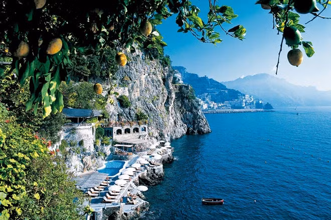  4. Bờ biển Amalfi - Chỉ cần một lần ghé thăm bờ biển xinh đẹp của Ý này, bạn sẽ hiểu được ngay hàng nghìn bức thư tình, thơ và tác phẩm văn học đã được lấy cảm hứng từ đâu. Những ngôi nhà rực rỡ như hoa giấy, những mái vòm và những ngọn tháp khắc hoa văn xinh đẹp lớp lớp chen nhau trên những vách đá sừng sừng, nhìn ra biển Địa Trung Hải xanh trong như ngọc. Positano và Amalfi là những ngôi làng nổi tiếng nhất, mặc dù cực kỳ đông khách du lịch, vẻ đẹp của chúng xứng đáng để tới đây chiêm ngưỡng. Ravello nằm trên đỉnh vách đá, chắc chắn là nơi có tầm nhìn tuyệt vời nhất; trong khi thị trấn Cetara nhỏ bé xinh đẹp lại có vẻ dễ thương với một bãi biển toàn sỏi nhỏ mịn.