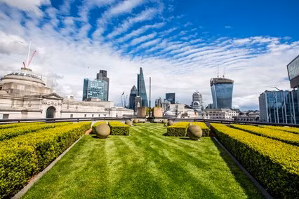  3. London - London luôn đẹp tuyệt vời bất kể thời điểm nào trong năm, nhưng tháng sáu là lúc thủ đô Anh quốc sôi động và tràn đầy sức sống nhất. Hãy đi dạo quanh những con phố và nếm thử một số món ăn đường phố huyền thoại của London, uống cà phê tại một quán nước mang phong cách kỳ lạ, thưởng thức kem tại một quầy gelateria (hoặc nếu trời mưa - đây là London mà, tại sao bạn không thử ngồi xuống và uống một tách trà chiều ấm nóng, nhấm nháp một miếng bánh Scone phết kem thơm ngậy khi nghe tiếng mưa rơi nhỉ).