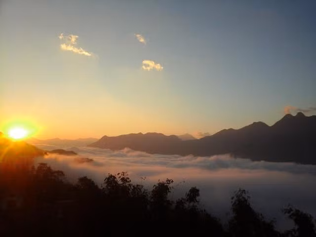 Không chỉ có thế, từ homestay này, nhìn sang là thấy ngay dãy Hoàng Liên Sơn sừng sững, trong những hôm nắng đẹp bạn còn có cơ hội nhìn thấy đỉnh Fansipan giữa mây trời.