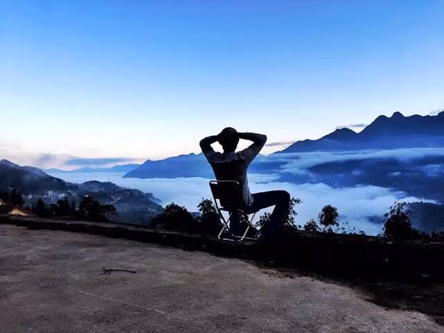 Nếu như buổi sáng là tiết trời mùa xuân lành lạnh; buổi trưa nắng chói như mùa hạ thì chiều về lại có chút gió heo may mùa thu và ban đêm là cái lạnh của mùa đông.