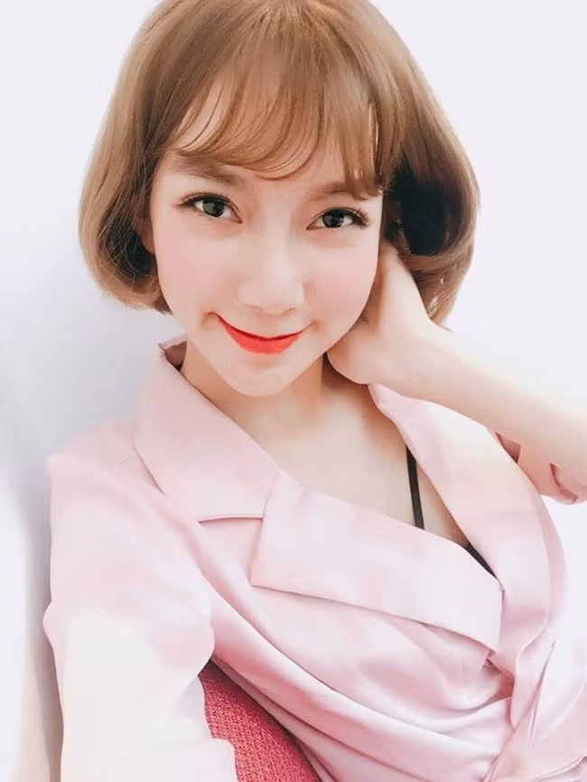 Mới gần đây, Nhung còn thực hiện ca phẫu thuật nâng ngực vì bị chê "phẳng" như đàn ông.