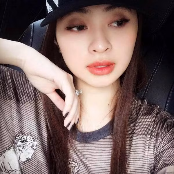Có thông tin cho rằng Ngọc từng xuất hiện trong MV ca nhạc của ca sĩ Đan Trường.