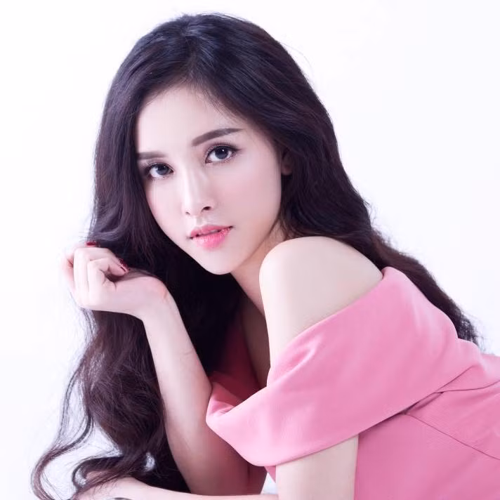 Cô được biết đến với danh hiệu hot girl khi từng đạt giải ngôi sao tài năng trong cuộc thi Ngôi sao thời trang, đồng thời là người mẫu cho nhiều tạp chí ảnh.