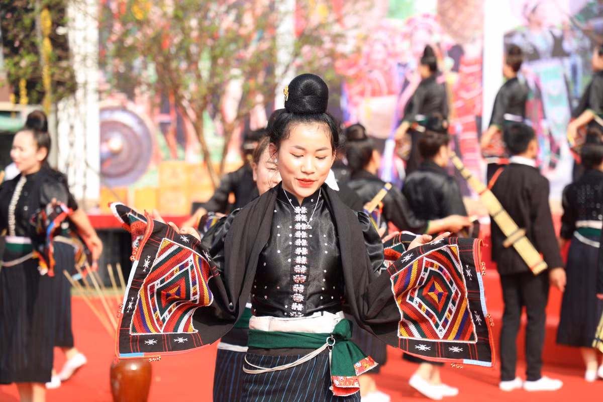 Những điệu xoè Thái tiêu biểu trong mỗi dịp Tết đến xuân về, thể hiện sự đoàn kết, gắn bó của dân tộc. 