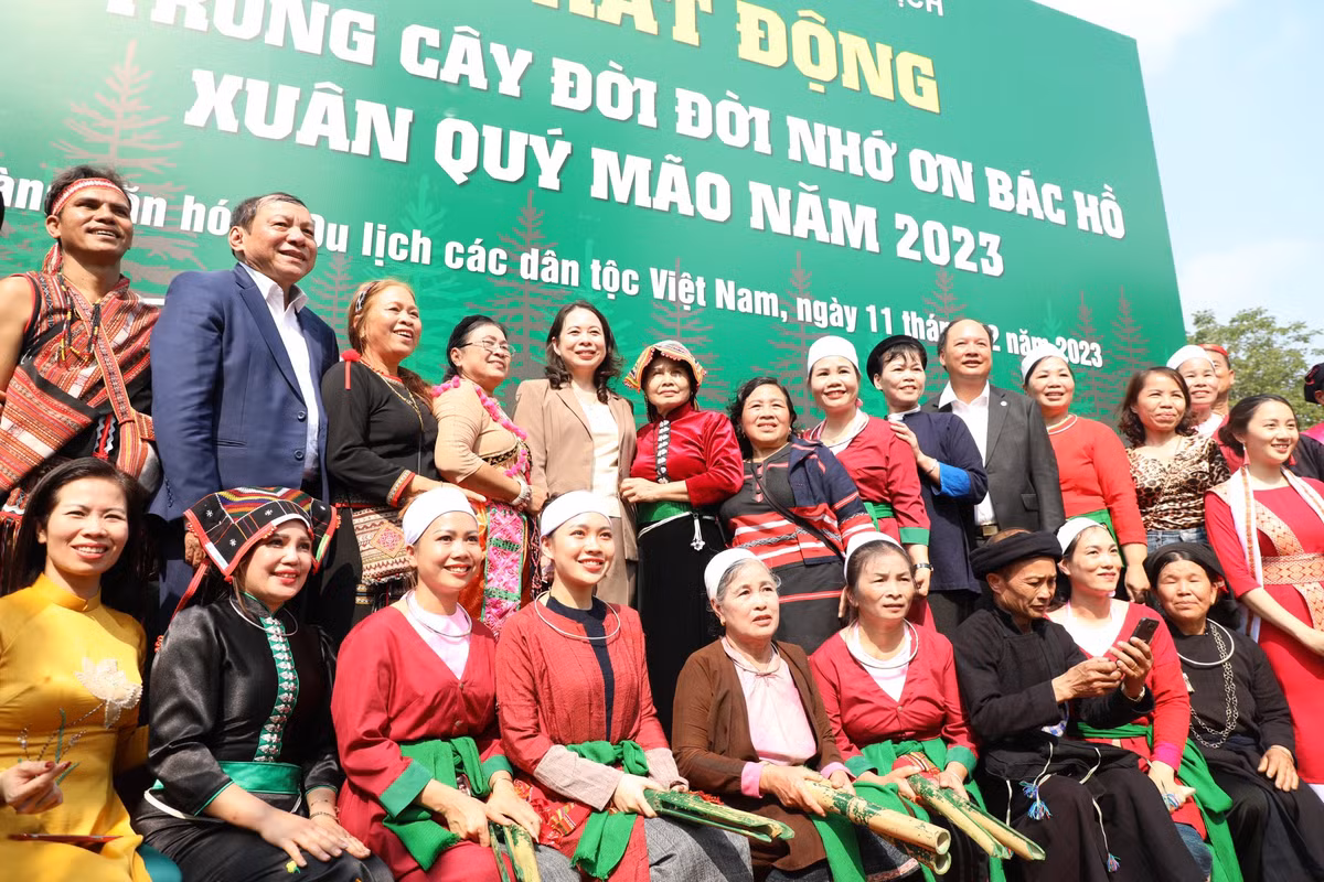 Quyền Chủ tịch nước chụp ảnh lưu niệm cùng đồng bào dân tộc tại Lễ Tết trồng cây.