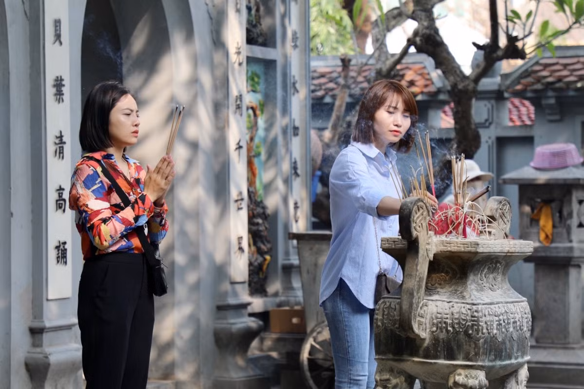 Bạn Lương Phương Anh (Hà Nội) cho biết: "Nay mình tới chùa Hà dâng lễ với mong muốn tìm được người yêu thương mình thật lòng, sẽ là mối tình cuối và tiến tới hôn nhân. Mình lựa chọn đi vào dịp lễ Valentine mong là sẽ linh nghiệm".
