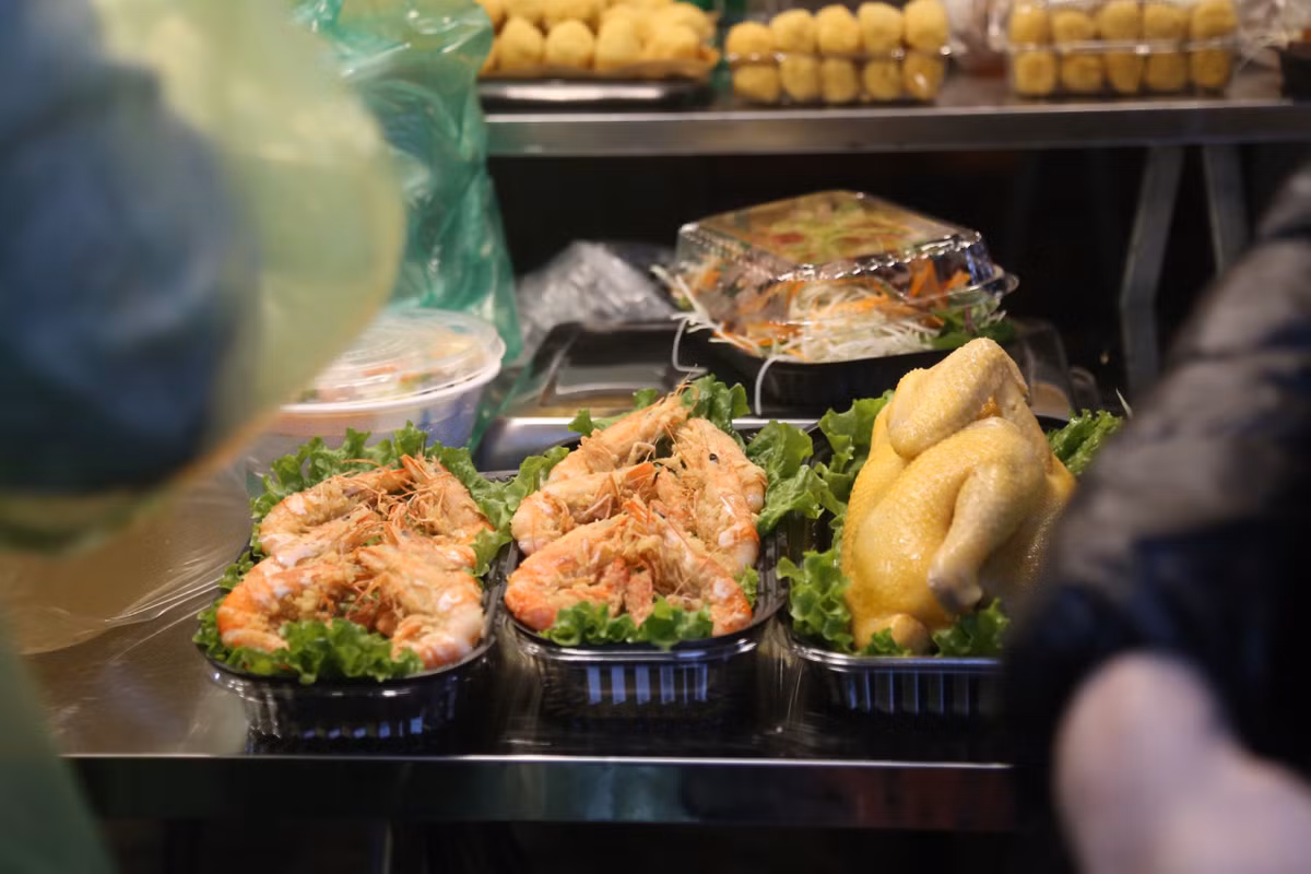 Ở khu "chợ nhà giàu" khách hàng có thể mua cả một mâm cỗ cúng được làm sẵn, với đủ các món như gà luộc, xôi gấc, canh măng, bò sốt tiêu, nem hải sản, nộm đu đủ, nem rán… Một mâm cỗ cúng 9 món có giá khoảng 1,5 triệu đồng.