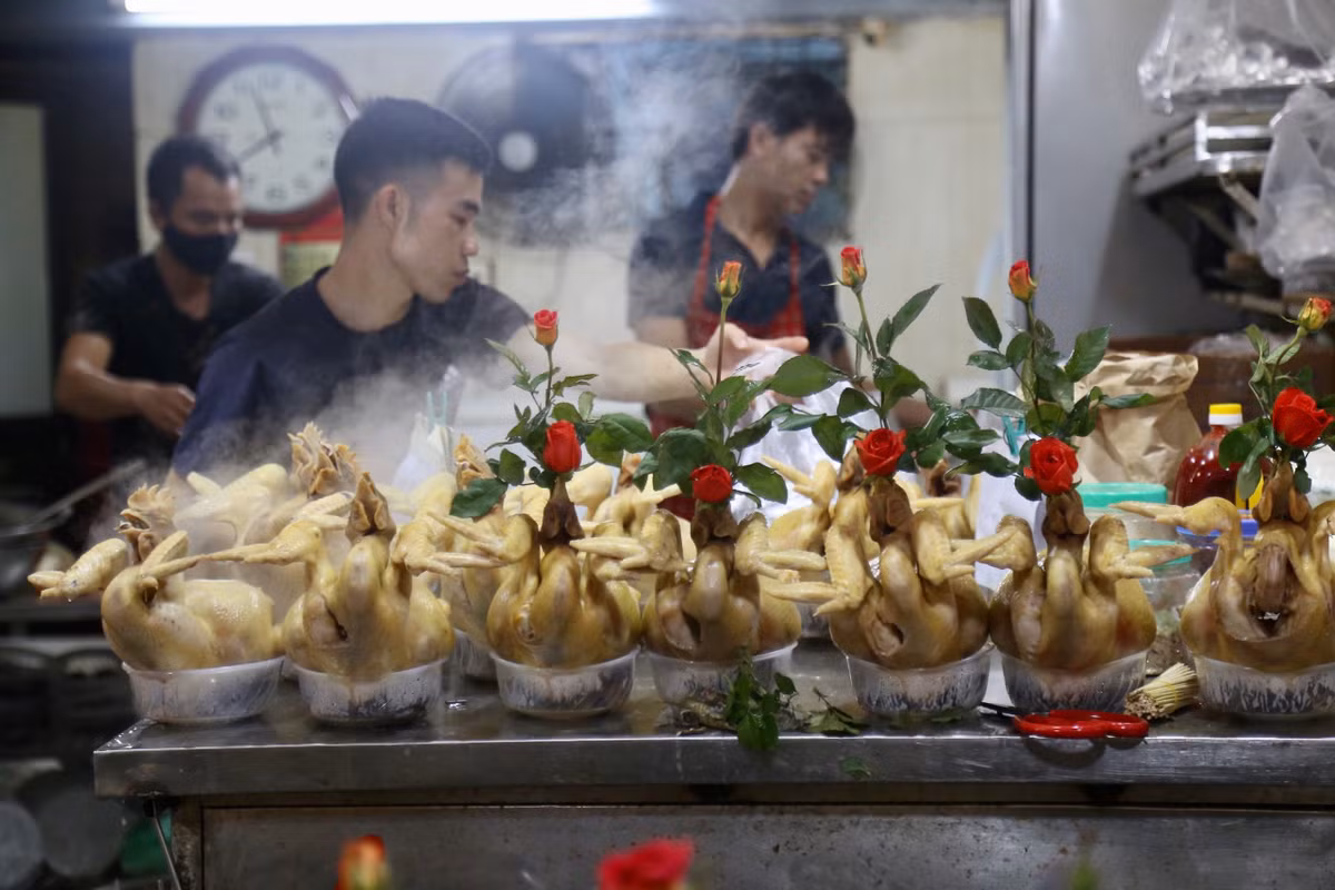 Chợ Hàng Bè, phố Gia Ngư (Hoàn Kiếm, Hà Nội) được ví là 'chợ nhà giàu' do hội tụ nhiều món ngon của lạ, đồ cúng lễ làm sẵn, thực phẩm tươi ngon và có giá cao ngất ngưởng. “Gà ngậm hoa hồng” là một trong những món “đặc sắc” được bán với số lượng lớn tại khu chợ này. 