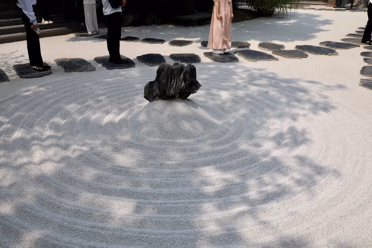 Chùa rộng rãi, thoáng đáng, được trồng nhiều cây xanh toả bóng mát tạo không khí trong lành và mát mẻ. Sự cân đối, hài hòa với thiên nhiên là điểm đặc sắc trong kiến trúc của chùa Địa Tạng Phi Lai.