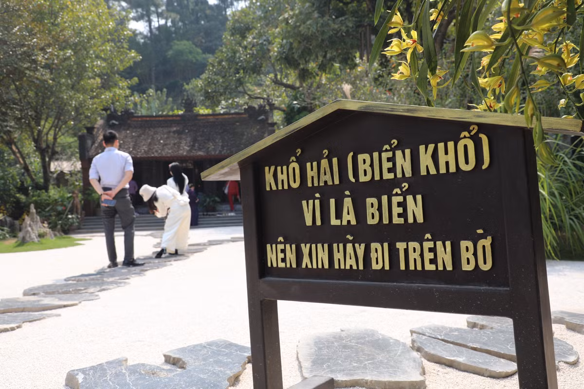 Bên phải tòa Tam bảo là nhà thờ Tổ, nơi thờ 42 đời tổ sư từng trụ trì tại chùa. Ngoài ra, trong chùa còn rất nhiều tòa kiến trúc khác như điện Đức Ông, điện Đức Thánh Đạo Hiền, toà điện Phật Quan Thế Âm, các khu nhà ở dành cho tăng ni, tòa để Phật tử nghe giảng đạo.