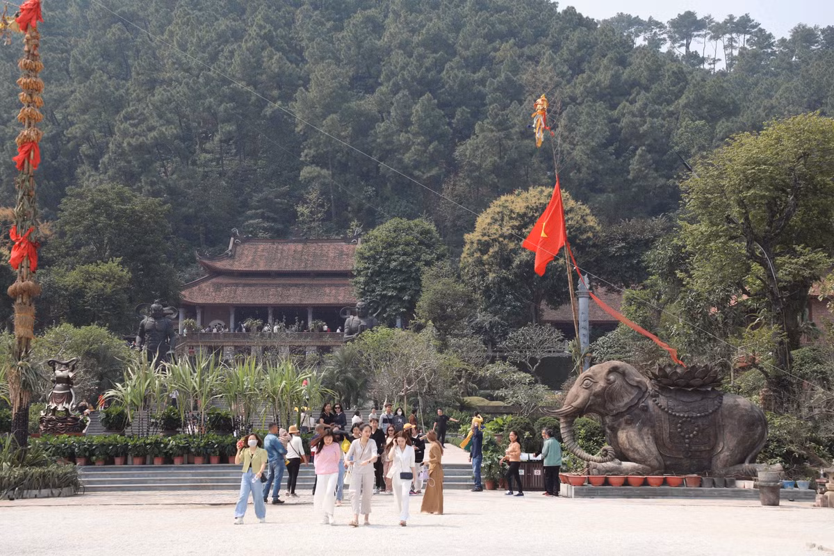 Chua Dia Tang Phi Lai tu: moi buoc di nhu luot tren mat nuoc