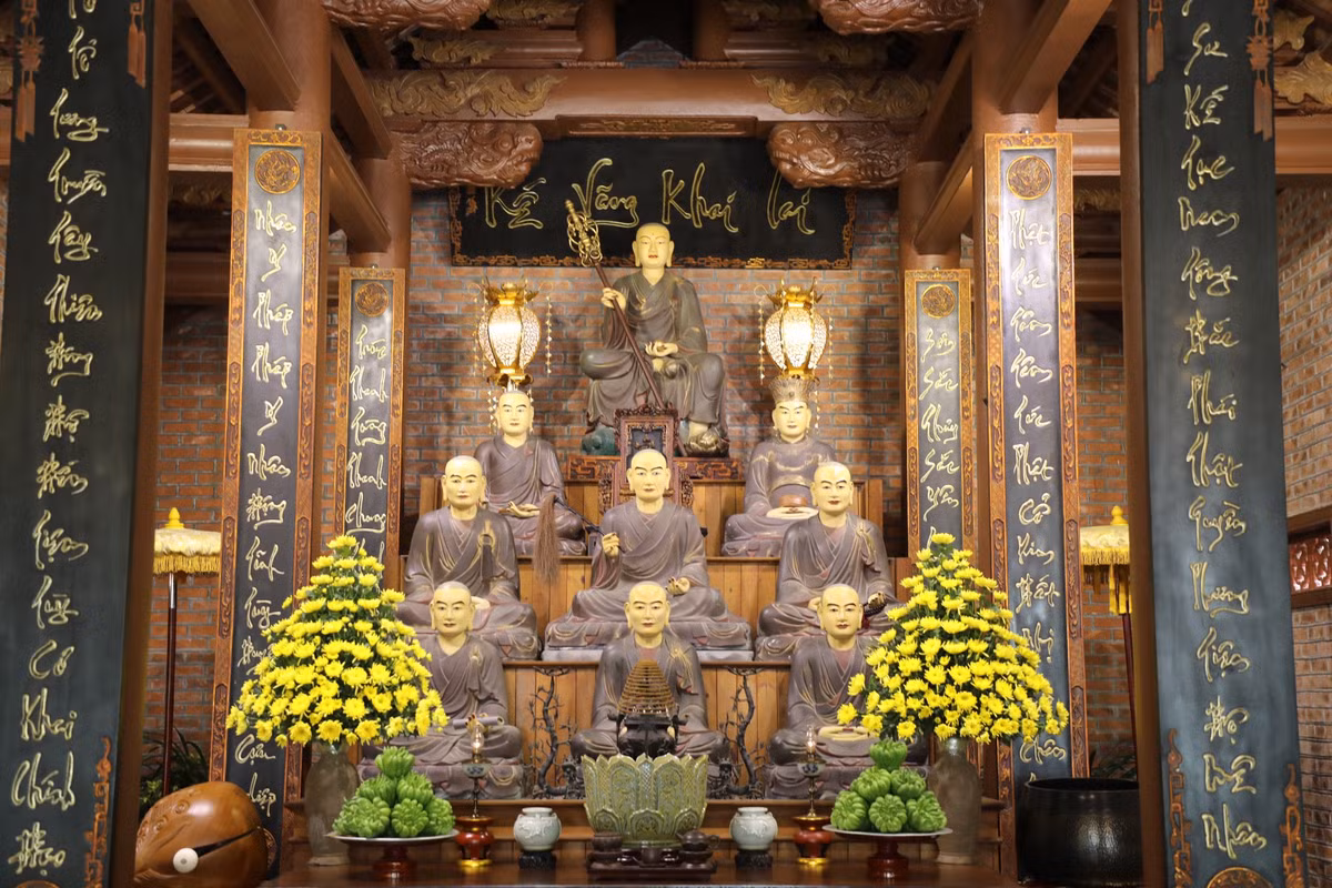Đại đức Thích Minh Quang, trụ trì chùa Địa Tạng Phi Lai cho biết, ban đầu, chùa Đùng được xây dựng khoảng thế kỷ 10 với 120 gian chùa cổ. Đến khoảng thế kỷ thứ 17, vua Tự Đức về đây cầu con, khi xuống chân núi, vua nói: Phi lai, được hiểu là có thể quay trở lại hoặc không. Từ đó, chùa được đặt tên Địa Tạng Phi Lai Tự - có nghĩa là Đức Địa Tạng Vương Bồ Tát luôn luôn đến nơi này, cũng có thể Đức Địa Tạng không bao giờ đến nơi này. Mà nơi nào Đức Địa Tạng không về thì nơi đó thành Phật.