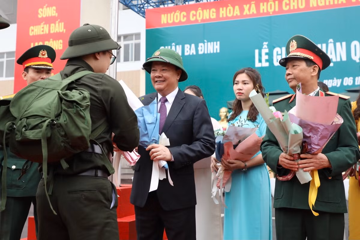 Bí thư Thành ủy Hà Nội Đinh Tiến Dũng cùng các lãnh đạo tặng hoa chúc mừng, động viên các tân binh lên đường nhập ngũ.