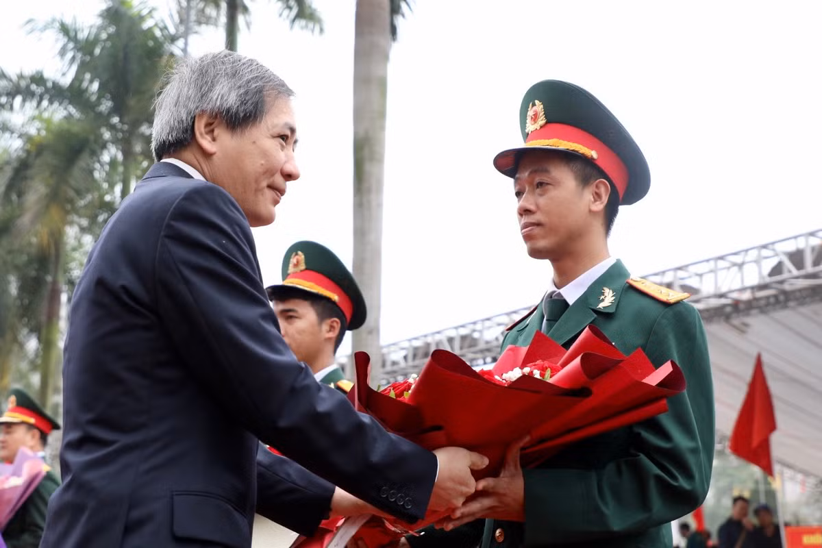 Lãnh đạo quận Ba Đình tặng hoa tới đại diện các đơn vị nhận quân đợt này.