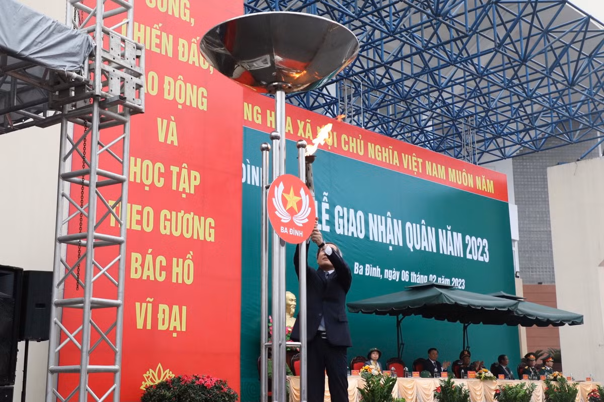 Bí thư Quận ủy Ba Đình Hoàng Minh Dũng Tiến thắp lửa truyền thống tại Lễ giao nhận quân năm 2023.
