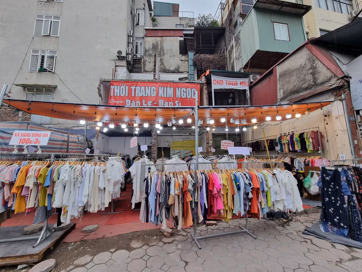 Số ít hộ còn lại đang chờ nhận tiền đền bù và gấp rút "xả hàng" nhanh chóng để thu hồi vốn.