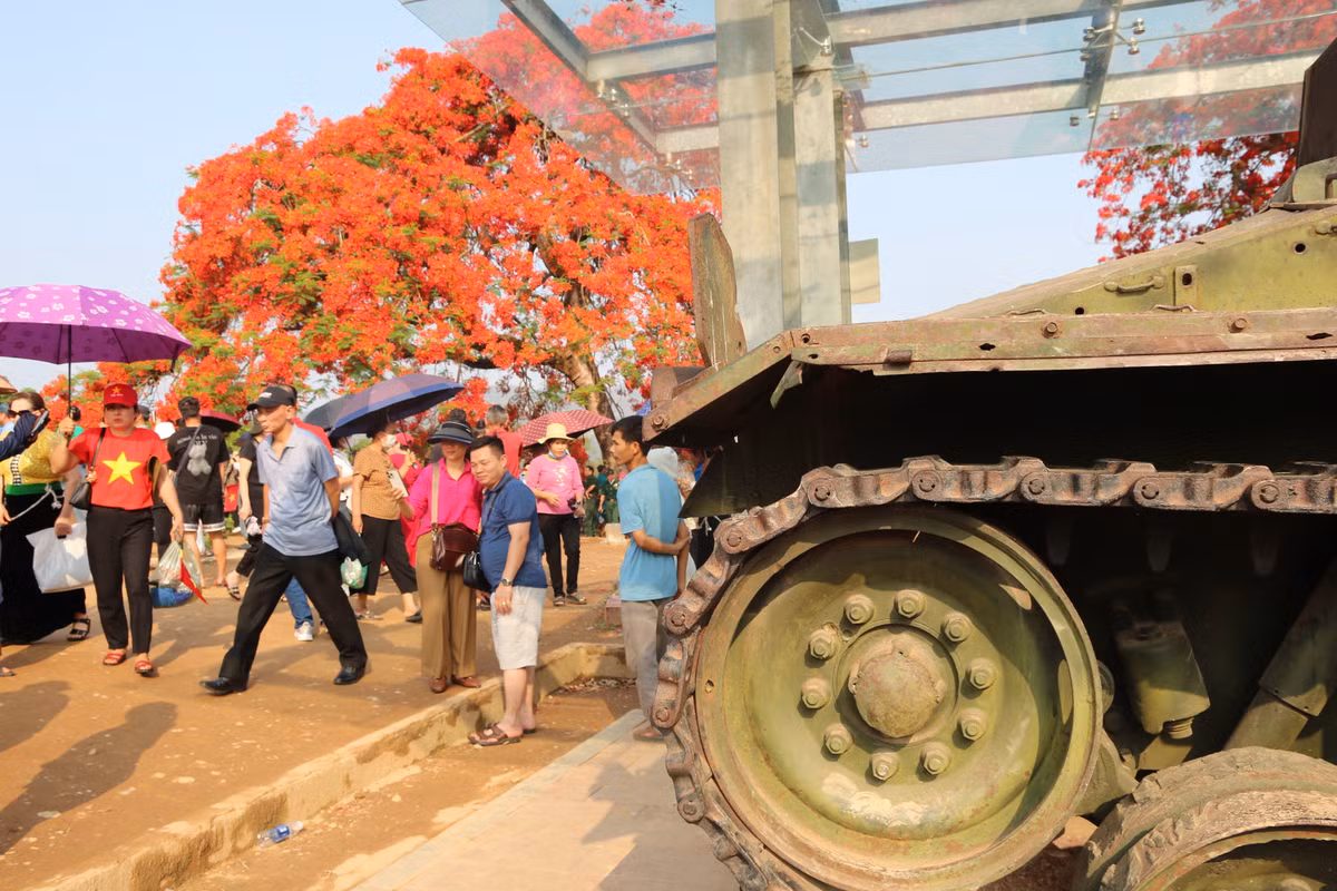Xe tăng và hoa lửa.